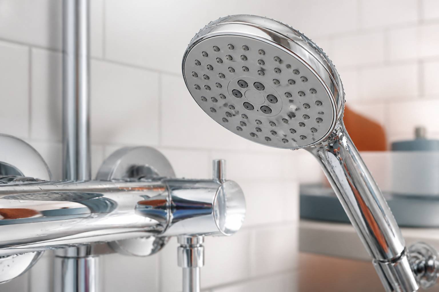 Pommeau de douche chromé brillant sans calcaire sous de fines gouttelettes d'eau